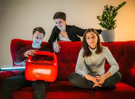 Lenka v davu a Petra Göbelová