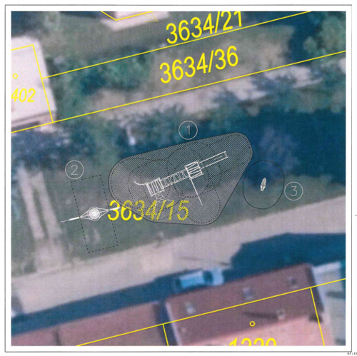 Dětské hřiště u bílého kostela